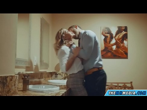 ❤️ Ketika seorang pirang berdada menggoda Anda di toilet umum ☑ Video porno di id.cbddeluxe.top